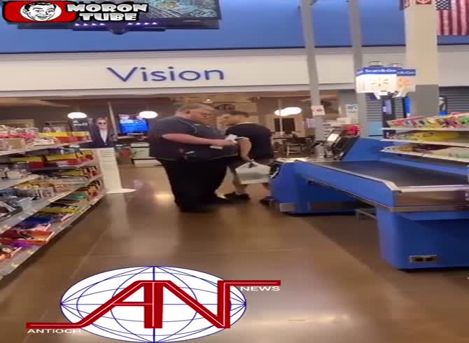 Video :A giant Walmart employee gets destroyed after attempting to strangle a customer